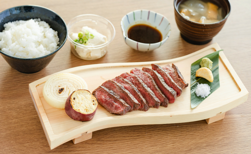 淡路島椚座和牛囲炉裏焼きステーキ定食画像
